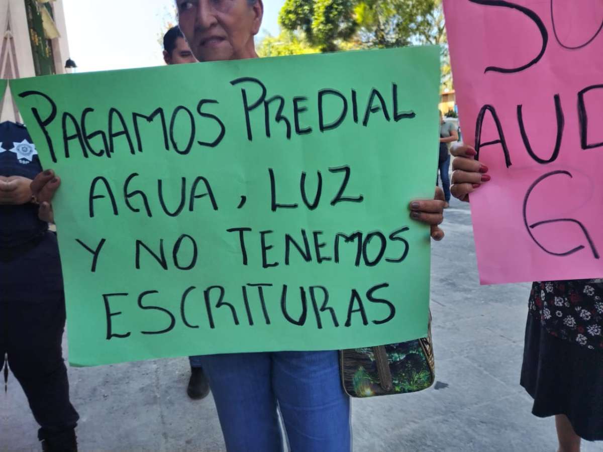 Se manifiestan vecinas de las colonias Amapolas 1 y 2 de Veracruz puerto, piden la regularización de sus predios