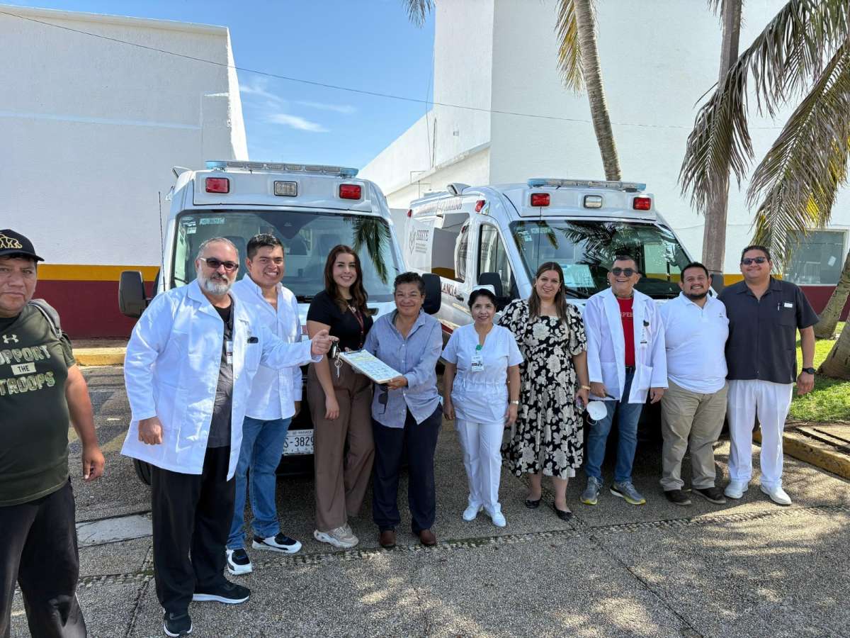 Recibe Clínica Hospital del ISSSTE en Coatzacoalcos dos nuevas ambulancias