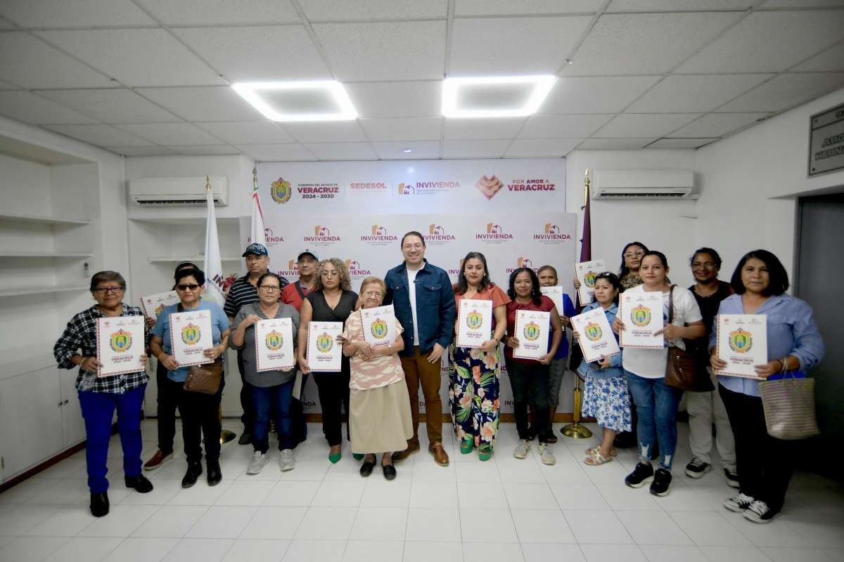 Gobierno de Veracruz otorga certeza jurídica, con escrituras, a 110 familias   