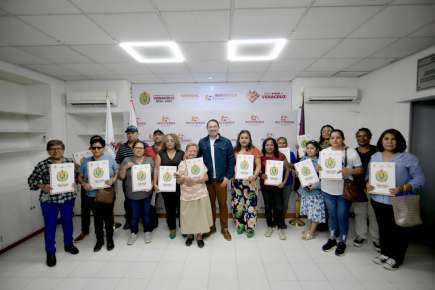 Gobierno de Veracruz otorga certeza jurídica, con escrituras, a 110 familias   
