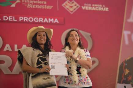Rocío Nahle entrega Apoyo a la Palabra a mil 994 emprendedores de la sierra de Zongolica   