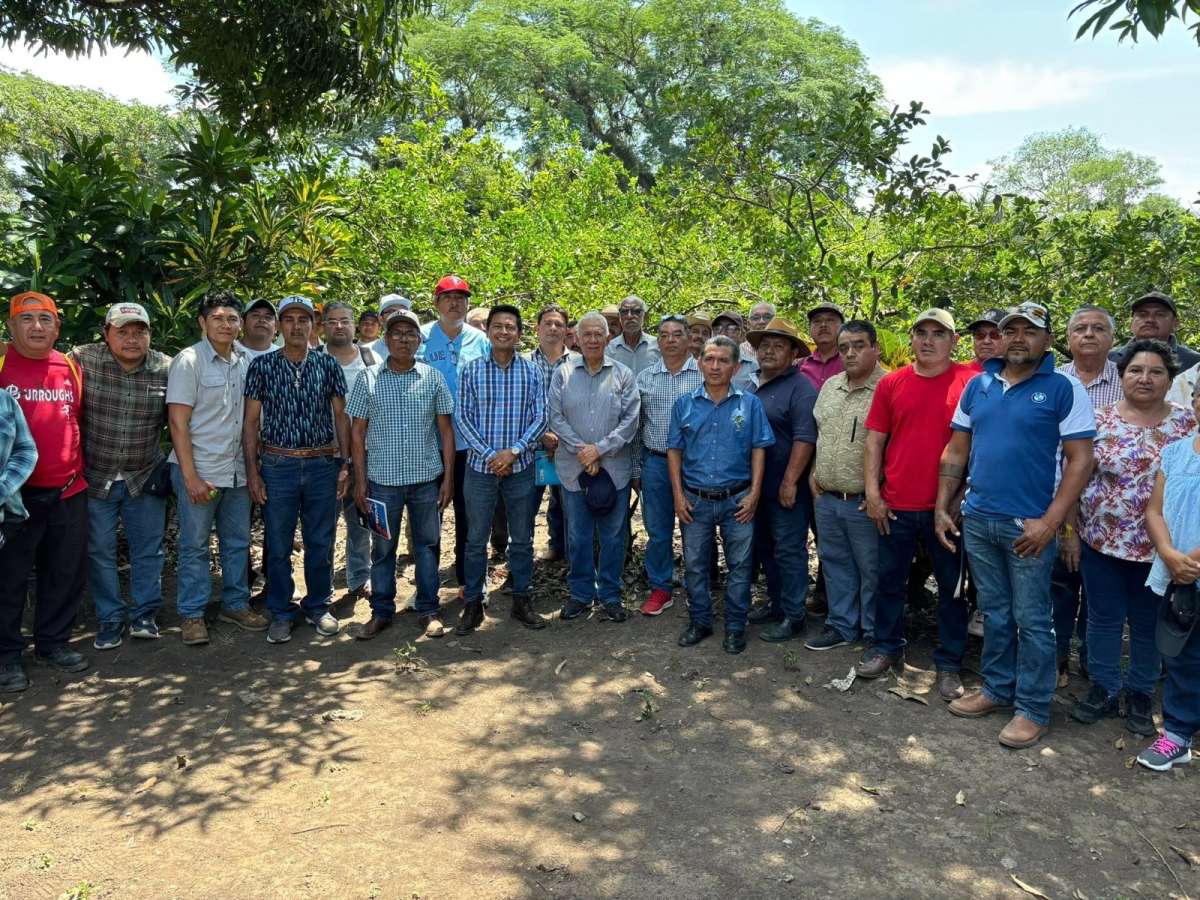 Nacho Luna estrecha lazos con productores de limón en Tuzamapan   