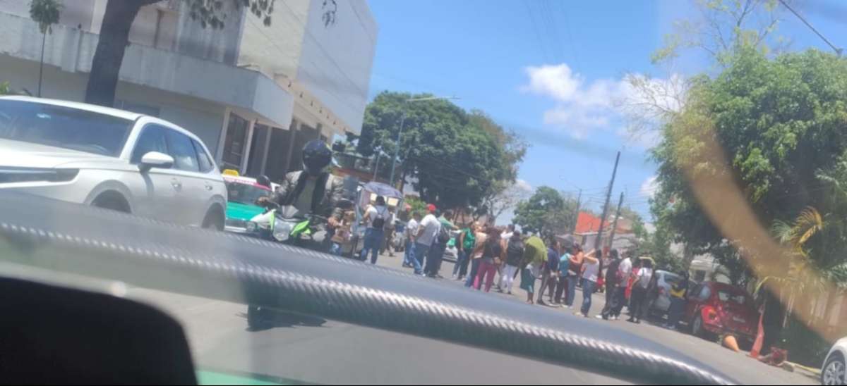 Integrantes de antorcha Revolucionaria bloquean la Avenida Miguel Alemán, denuncian desatención de funcionarios