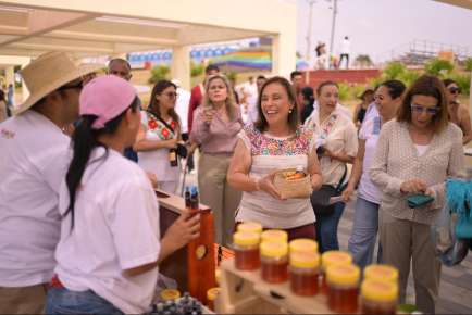 El arte veracruzano brilla en el Festival del Mar, Rocío Nahle recorre la Casa de la Cultura   