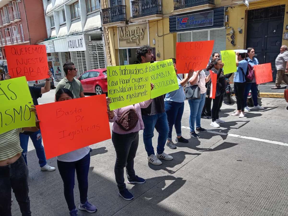 Bloquean la Avenida Xalapeños Ilustres trabajadores del Asilo Sayago despedidos sin explicación alguna