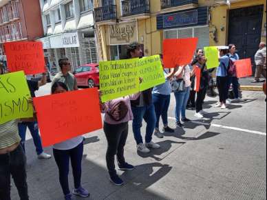 Bloquean la Avenida Xalapeños Ilustres trabajadores del Asilo Sayago despedidos sin explicación alguna