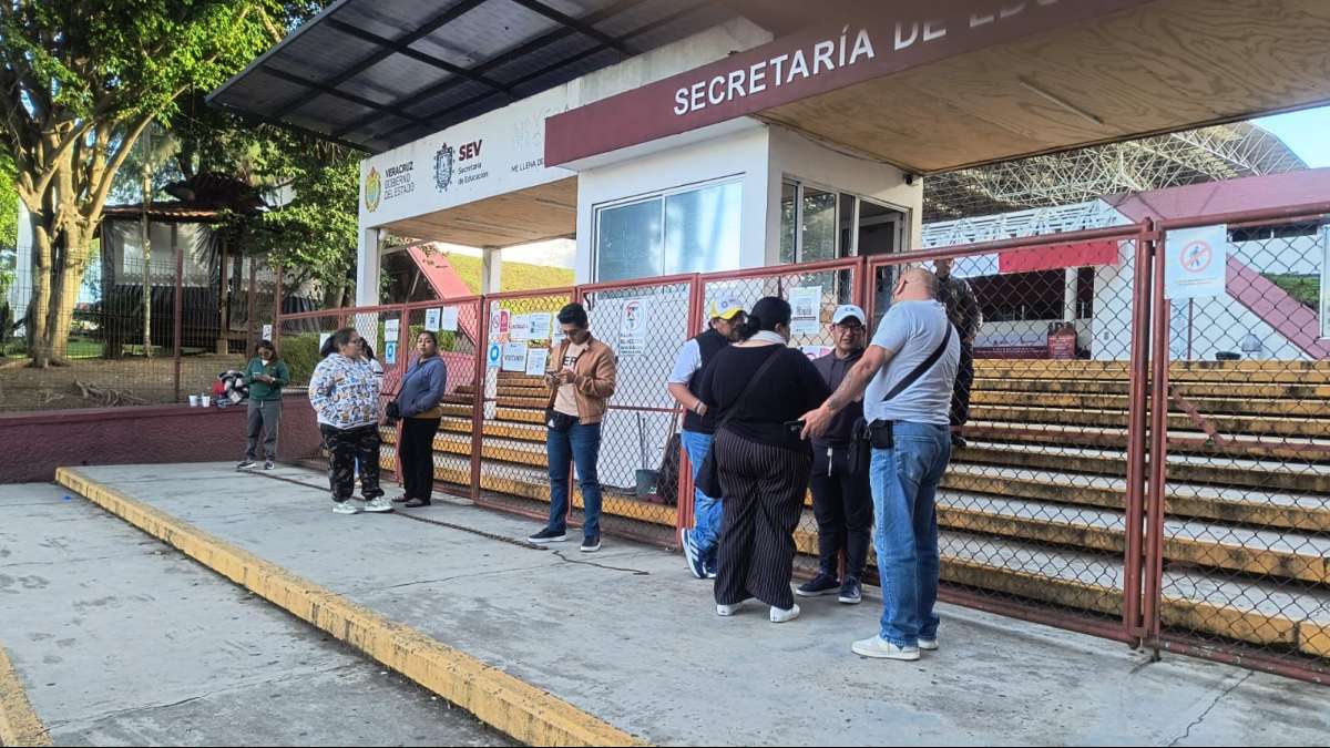 Docentes de Coatzacoalcos toman oficinas centrales de la SEV, exigen se resuelva problema intersindical en Jardín de Niños