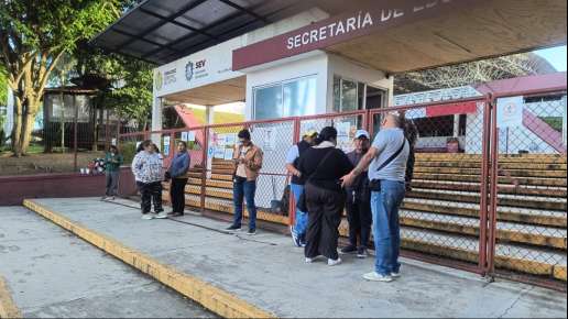 Docentes de Coatzacoalcos toman oficinas centrales de la SEV, exigen se resuelva problema intersindical en Jardín de Niños