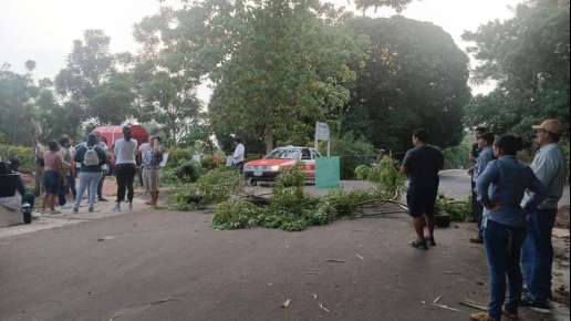 Padres de familia bloquean carretera Costera del Golfo en Acayucan, acusan que Secretaría del Bienestar no otorgó los recursos destinados para un aula escolar