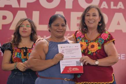 Mujeres que cuidan mujeres: Rocío Nahle entrega Apoyo a la Palabra en Tatahuicapan   