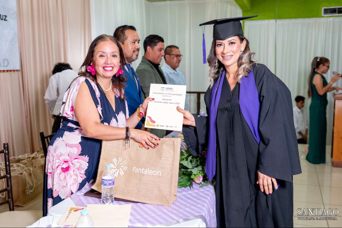 En Brillante Ceremonia Adriana Fernández Paredes, se Gradúa como Lic. en Psicopedagogía