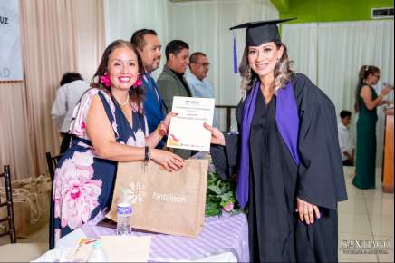 En Brillante Ceremonia Adriana Fernández Paredes, se Gradúa como Lic. en Psicopedagogía