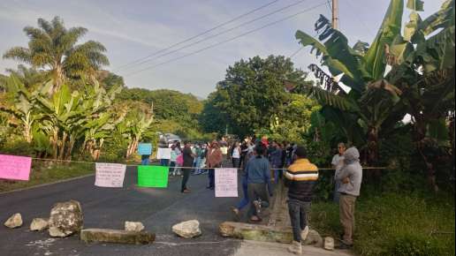 Padres de familia de Primaria de Tlaltetela bloquean carretera Xalapa-Cordoba, exigen la asignación de un maestro