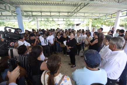 Acude Claudia Tello a Coatzacoalcos para solucionar conflicto en Jardín de Niños Margarita Morán Véliz.