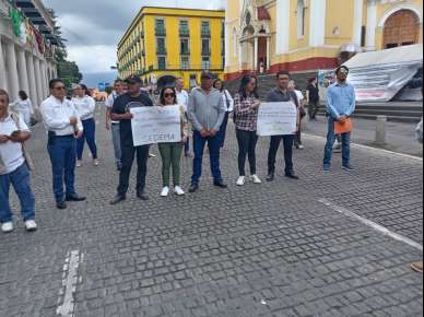 Agremiados del SEPEV bloquean la Avenida Juan de la Luz Enríquez, denuncian despido injustificado de trabajadores de Sedema