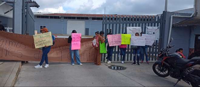 Toman oficinas de Educación Primaria Estatal, impiden acceso a la Torre Orgullo Veracruzano