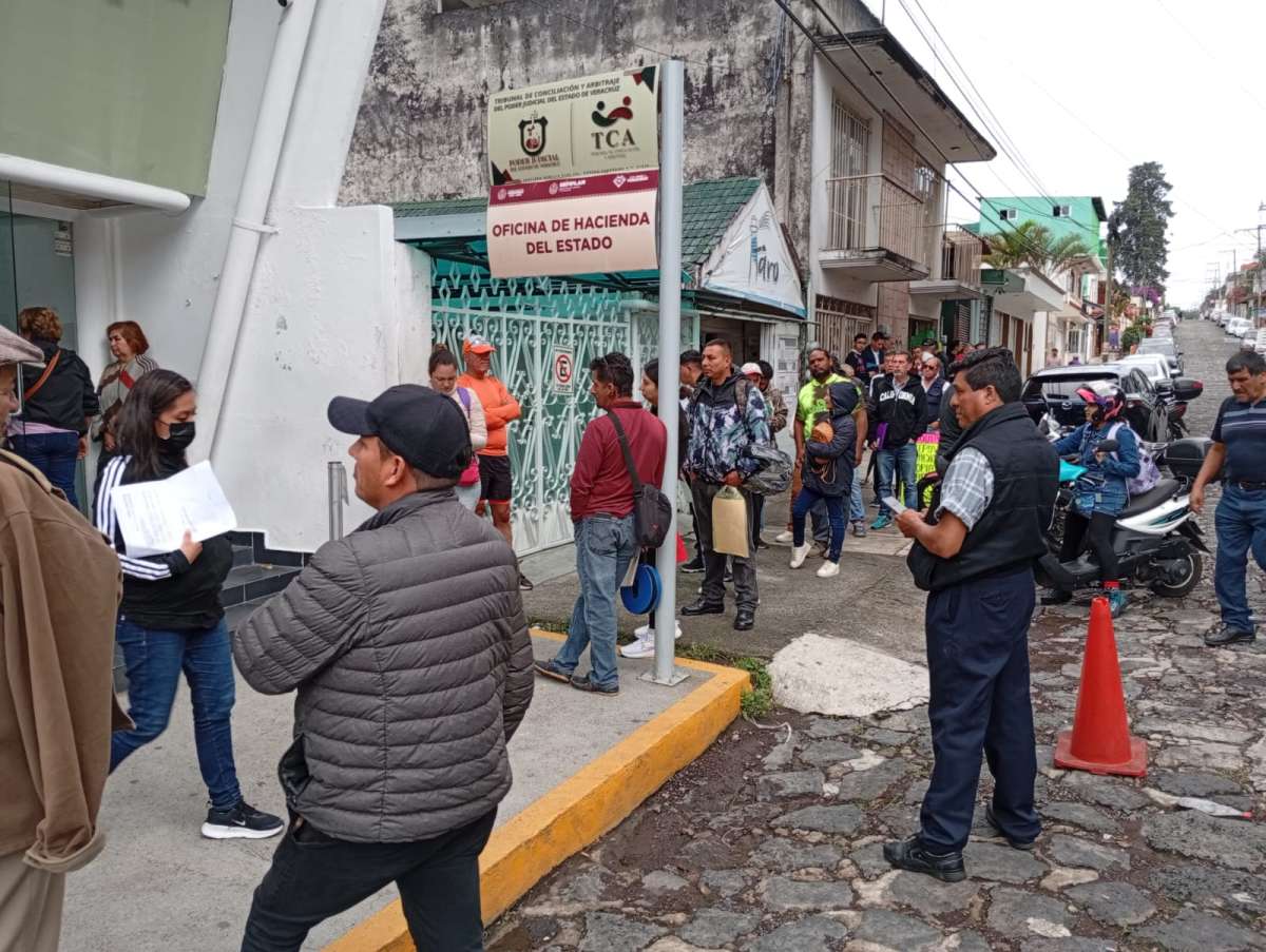 Genera molestia burocratismo en la Oficina de Hacienda de Xalapa Norte, no agendan cita y solo atienden a reducido grupo de contribuyentes