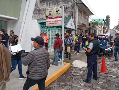Genera molestia burocratismo en la Oficina de Hacienda de Xalapa Norte, no agendan cita y solo atienden a reducido grupo de contribuyentes