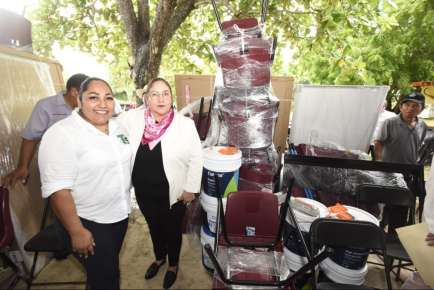 SEV entrega mobiliario y equipo escolar en Tlalixcoyan e Ignacio de la Llave   