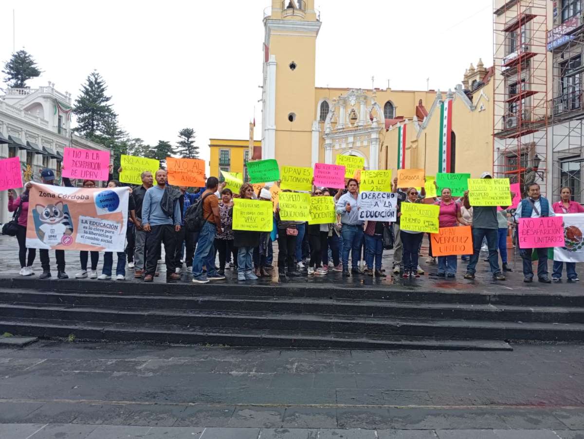 Se manifiestan asesores solidarios del Bachillerato de la UPAV y exigen la destitución del rector Sergio Torres Mejía