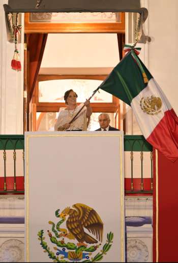 Rocío Nahle hace historia al dar el Grito de Independencia como primera gobernadora de Veracruz   