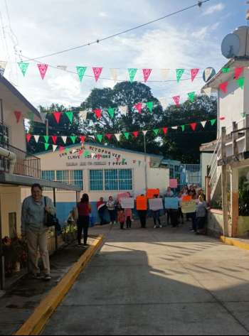 Padres de familia toman escuela primaria de Actopan, denuncian que un docente agredió a un alumno en el salón de clases