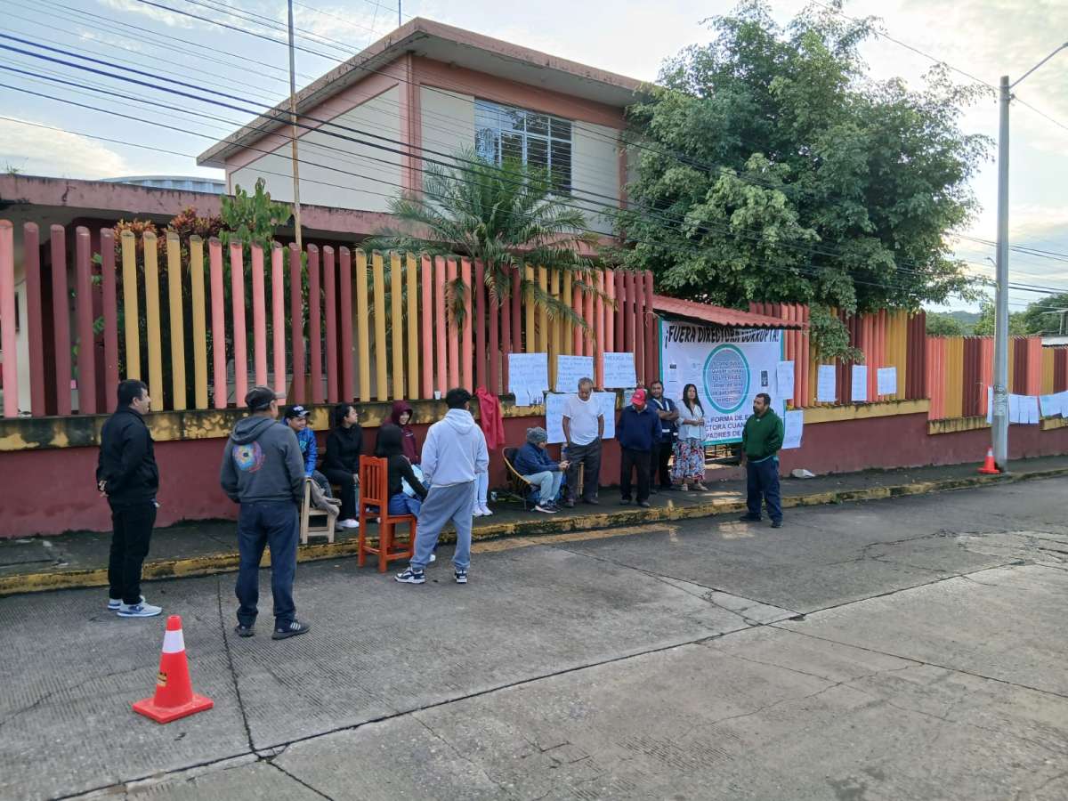 Padres de familia toman Escuela Primaria de Córdoba y bloquean carretera a El Porvenir, exigen la destitución de su directora
