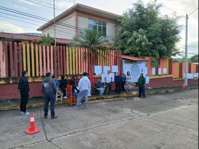 Padres de familia toman Escuela Primaria de Córdoba y bloquean carretera a El Porvenir, exigen la destitución de su directora