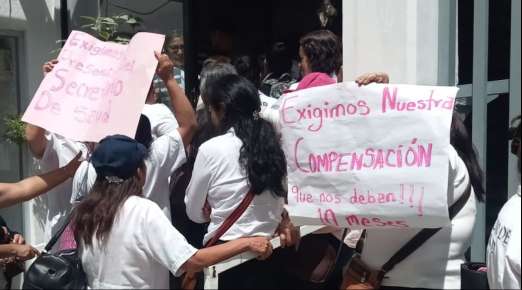 Auxiliares de Salud Comunitaria toman oficinas de la Secretaría Salud, acusan que no les han pagado en10 meses su compensación