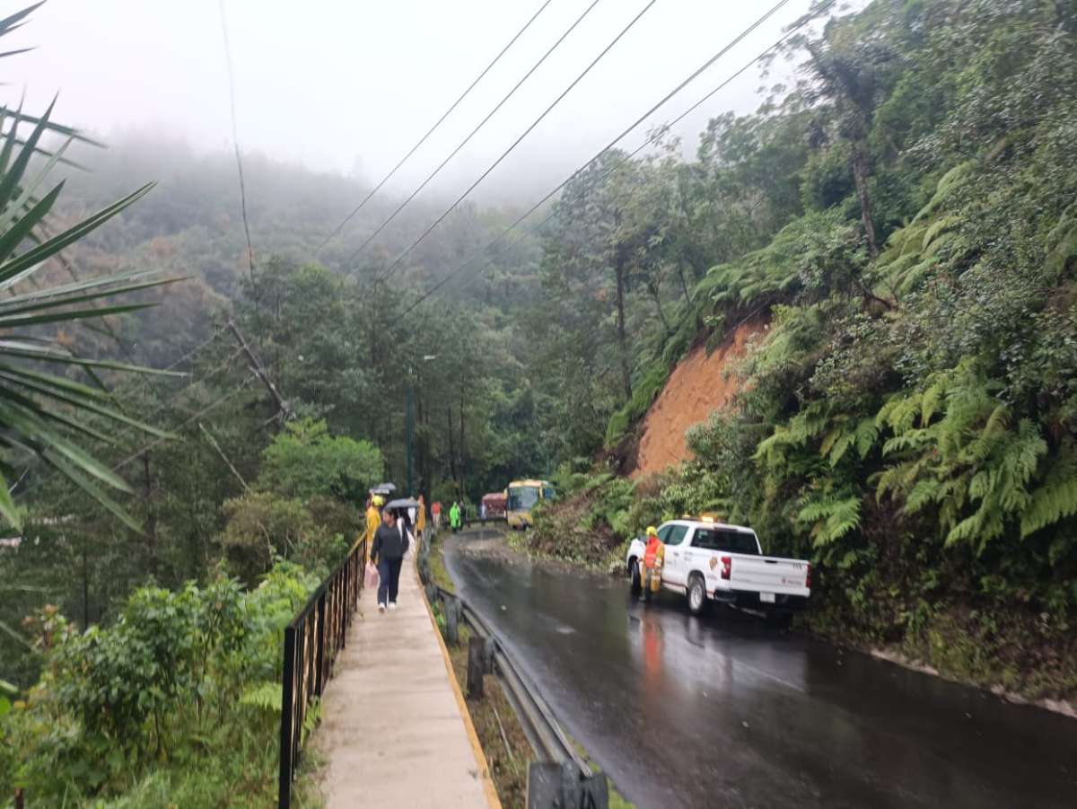ATIENDE SICT DERRUMBE EN LA RUTA 150 TRAMO ORIZABA – ZONGOLICA      