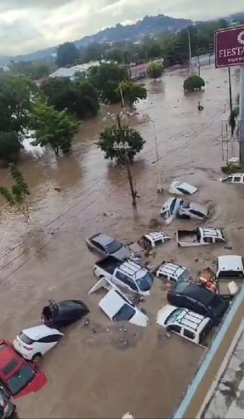 Poza Rica paralizada por las inundaciones al desbordarse el Rio Cazones