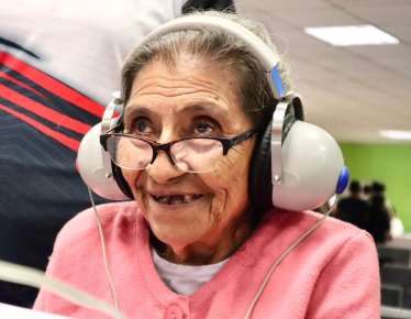 Personas con discapacidad auditiva reciben apoyo gratuito a través del DIF Estatal   