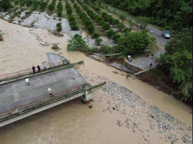 Desesperación y temor en la huasteca veracruzana; ayuda gubernamental no llega