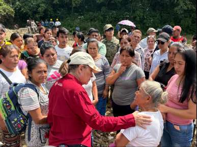 Ilamatlán recibe apoyo aéreo; Gobernadora entrega víveres y supervisa atención médica   
