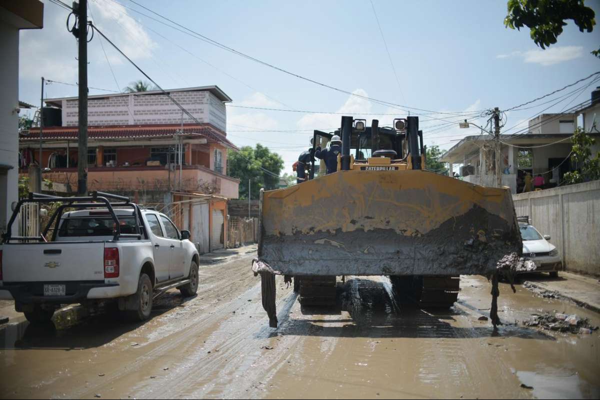 Gobierno y sector privado suman maquinaria para rehabilitar caminos en la zona norte   
