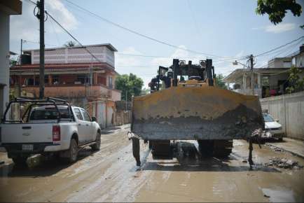 Gobierno y sector privado suman maquinaria para rehabilitar caminos en la zona norte   