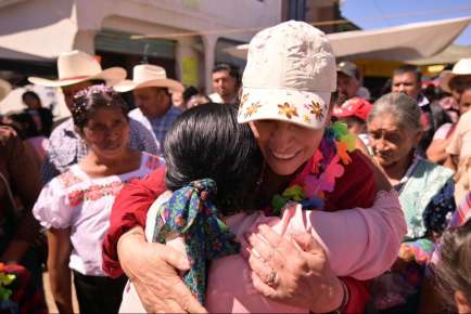 Rocío Nahle lleva apoyos alimentarios a Texcatepec; garantiza reapertura de caminos y recuperación de cultivos   