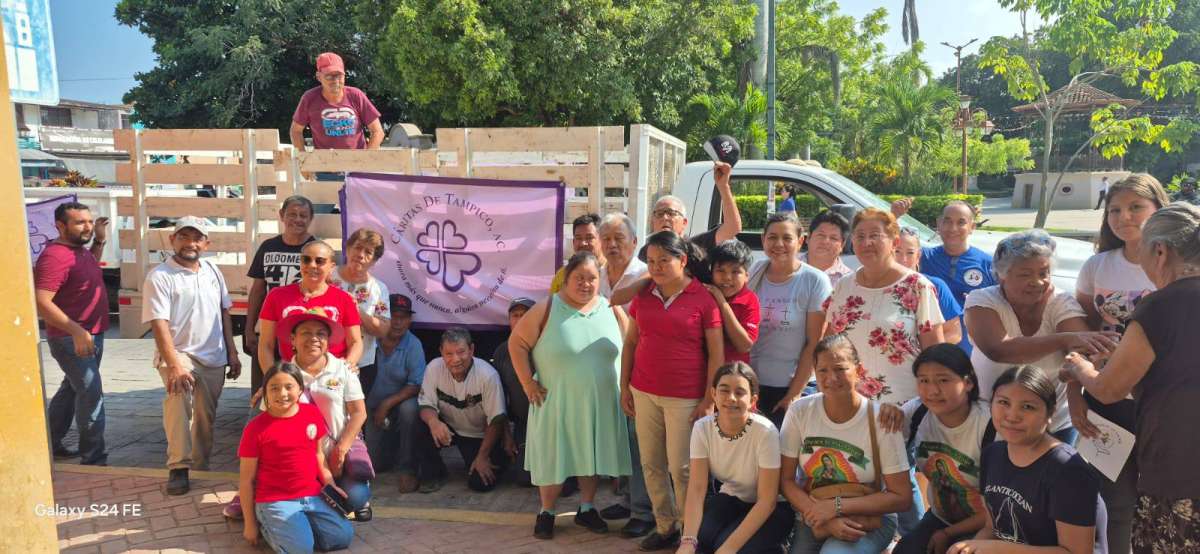 Fieles Católicos de la Iglesia de San Esteban en Pánuco Llevan Despensas a Damnificados