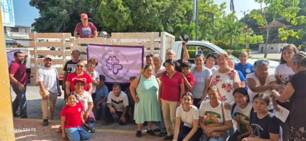 Fieles Católicos de la Iglesia de San Esteban en Pánuco Llevan Despensas a Damnificados