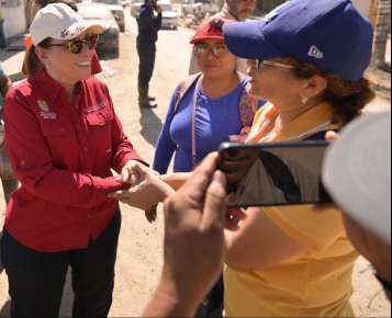 Gobernadora Rocío Nahle supervisa restablecimiento de servicios y entrega de apoyos en Álamo