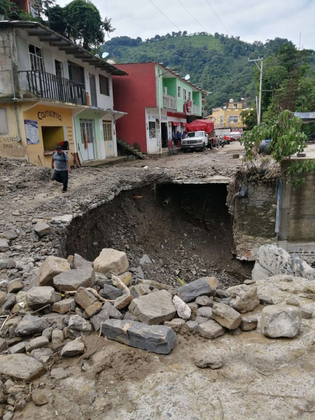Se restablecen las comunicaciones en zona devastada por las lluvias e inundaciones en Ilamatlán