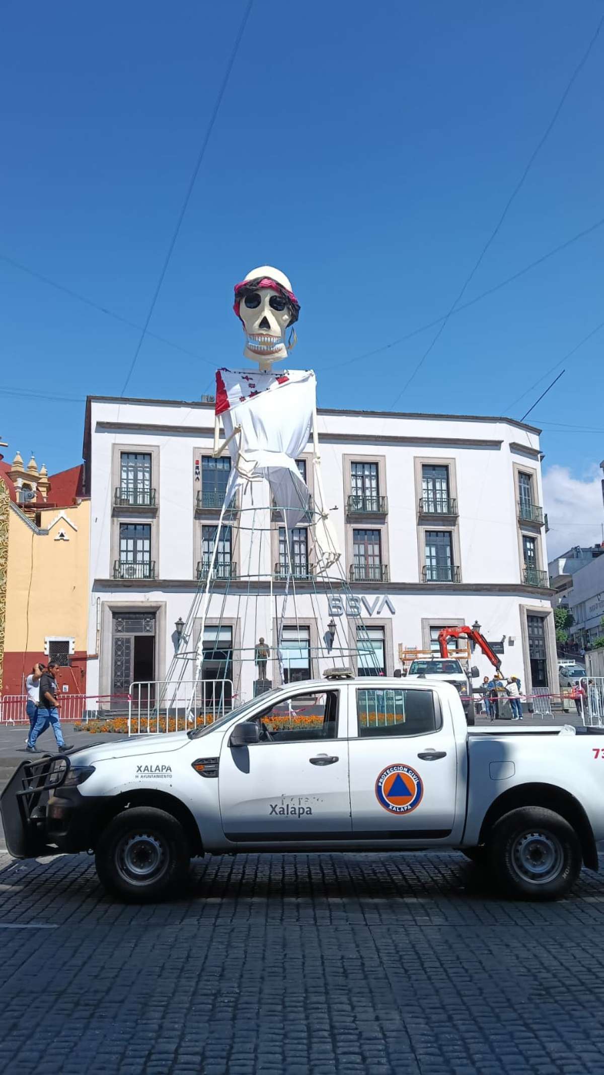 Por paso de Frente Frío No. 11, retiran temporalmente la Catrina Monumental de Plaza Lerdo en Xalapa
