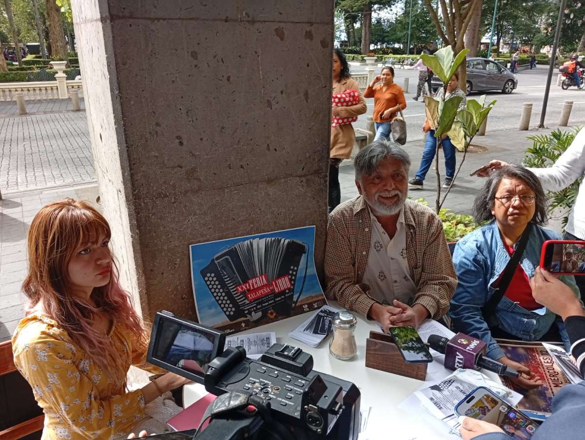 Por nostalgia, lectores regresan a la lectura en ediciones impresas, dejando a un lado el libro electrónico: libreros de Xalapa
