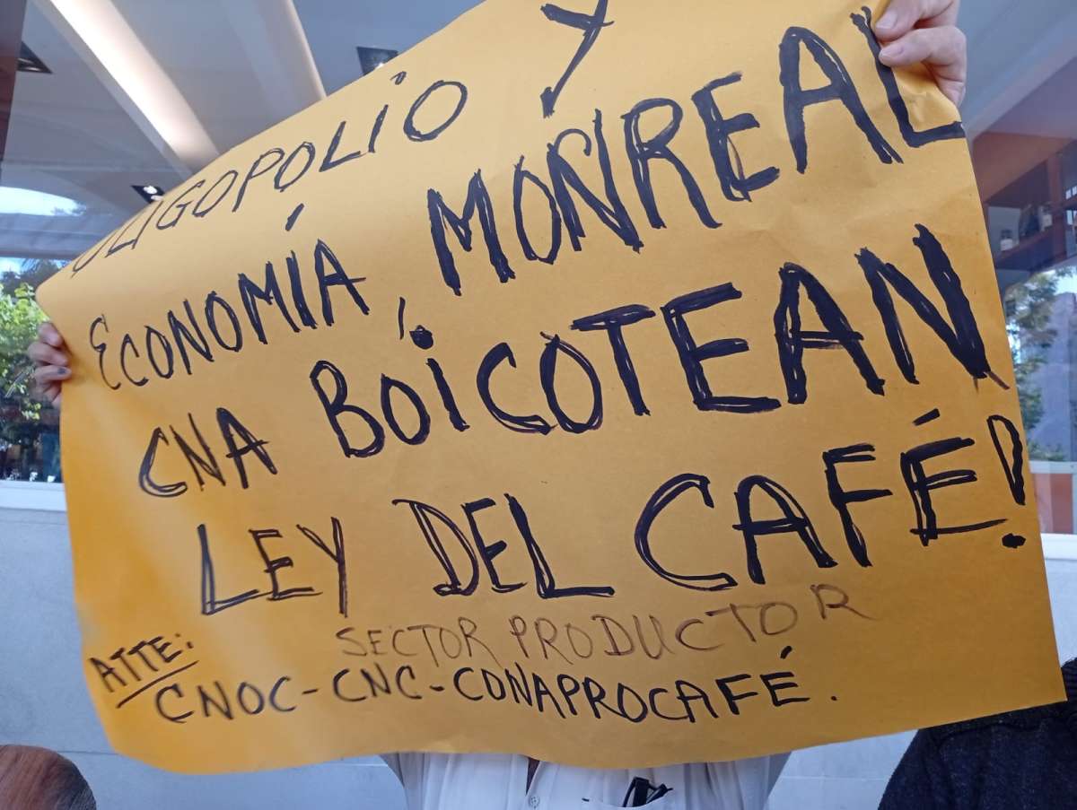 Familiares de joven desaparecido el pasado 29 de octubre se manifiestan y bloquean la Avenida Enríquez en Xalapa