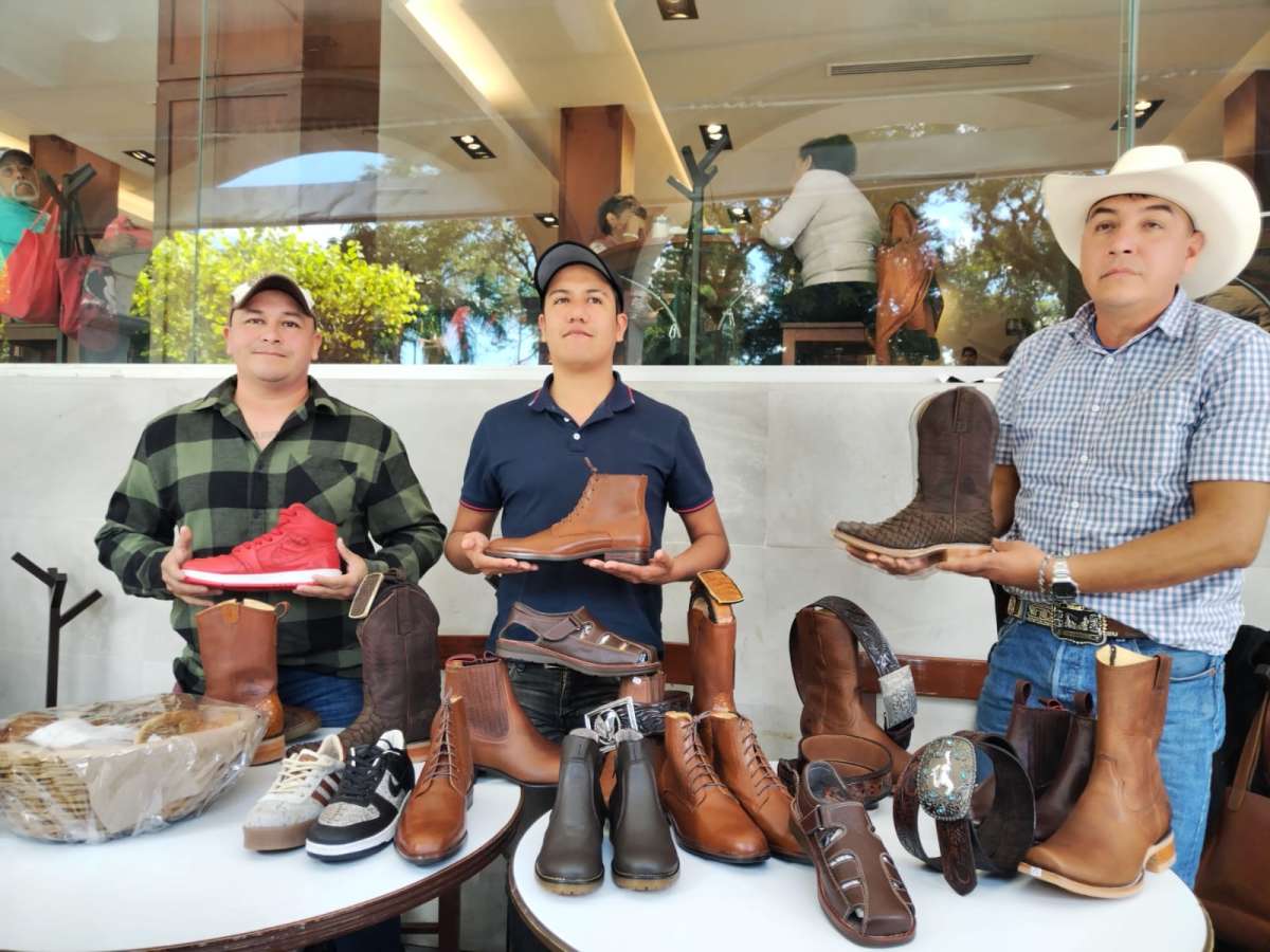 Por abandono de autoridades municipales, artesanos de calzado de Naolinco deciden promocionar sus productos