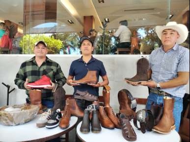 Por abandono de autoridades municipales, artesanos de calzado de Naolinco deciden promocionar sus productos