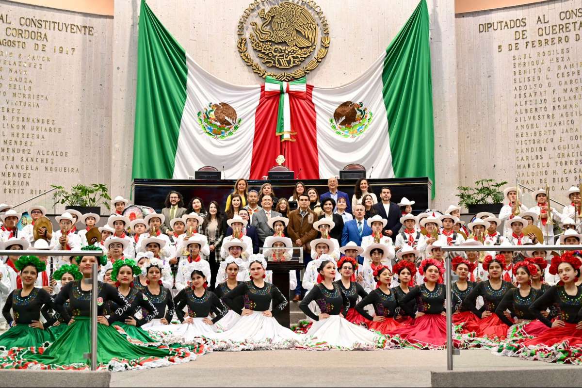 En el Congreso, reconocen a la Delfines Marching Band