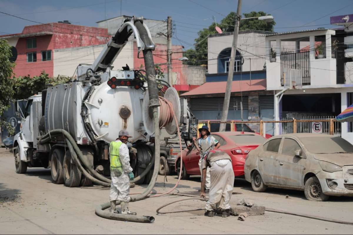 SIOP y CAEV refuerzan operativo para restablecer el drenaje en Poza Rica   