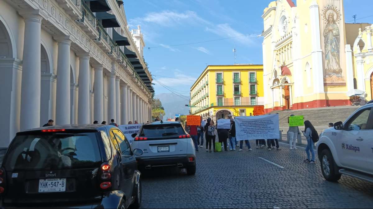 Por enésima ocasión se manifiestan y bloquean la Avenida Juan de la Luz Enríquez trabajadores del extinto Seguro Popular