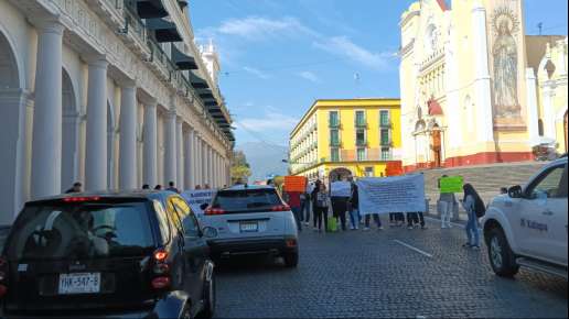 Por enésima ocasión se manifiestan y bloquean la Avenida Juan de la Luz Enríquez trabajadores del extinto Seguro Popular